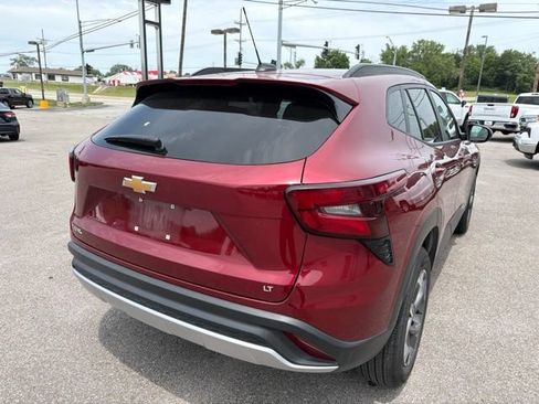Used 2025 Chevrolet Trax LT FWD image 17