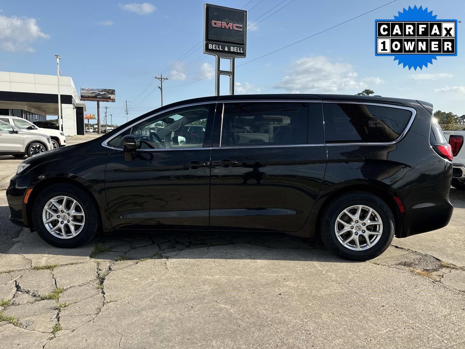 Used 2024 Chrysler Pacifica Touring-L FWD image 7