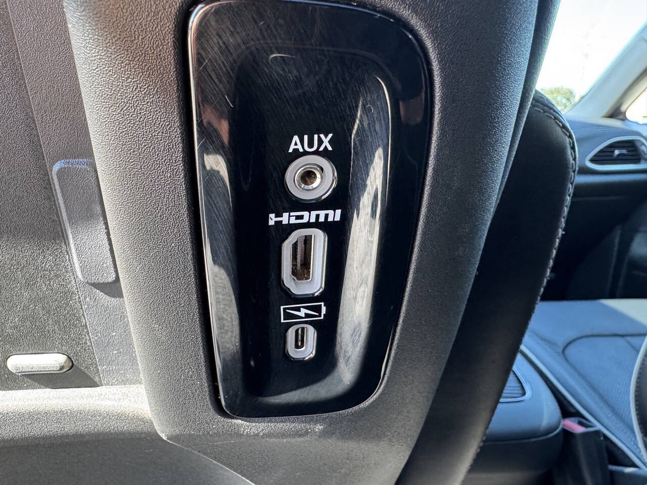 Used 2023 Chrysler Pacifica Limited w/ Uconnect Theater Family Group FWD image 20