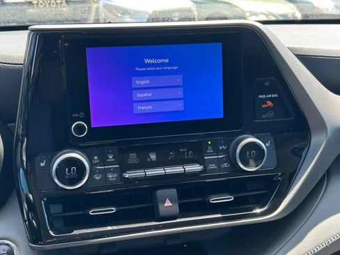 Used 2023 Toyota Highlander XLE FWD image 22