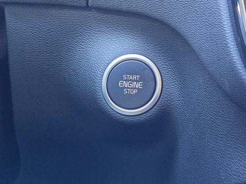 Used 2024 Volvo XC40 B5 Core image 32