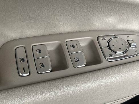 Used 2023 Genesis G70 2.0T image 12