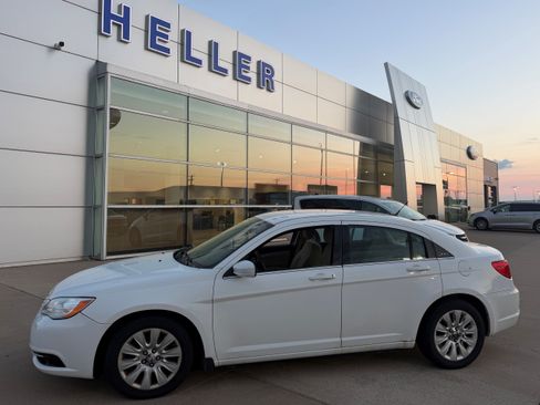 Used 2013 Chrysler 200 LX FWD image 3