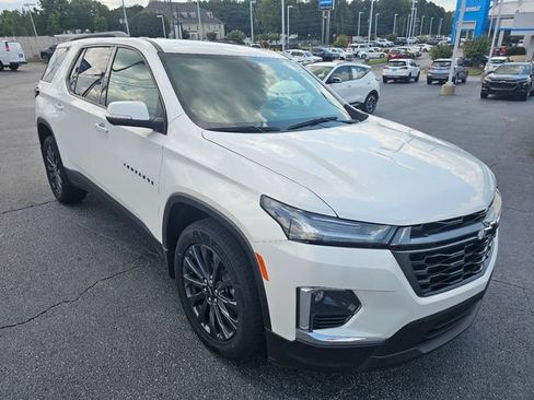 Used 2023 Chevrolet Traverse RS FWD image 1