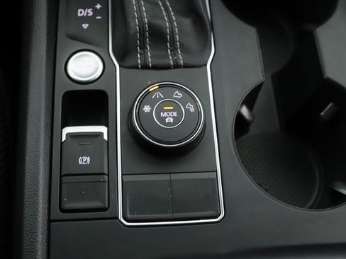 Used 2022 Volkswagen Atlas Cross Sport SE image 26