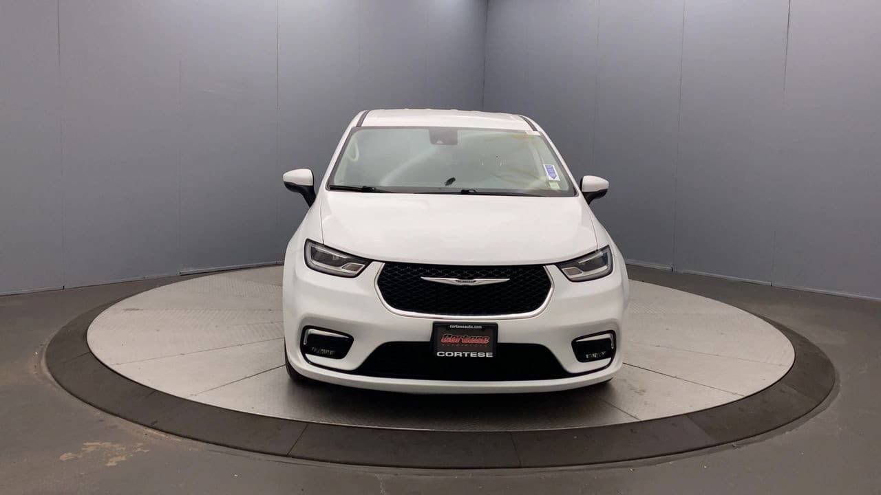 Used 2023 Chrysler Pacifica Touring-L FWD image 8