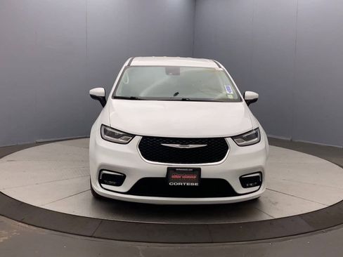 Used 2023 Chrysler Pacifica Touring-L FWD image 8
