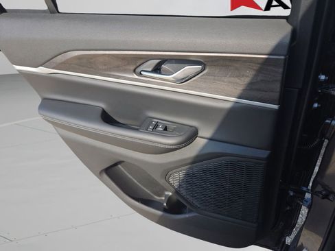 New 2025 Jeep Grand Cherokee Limited RWD image 17
