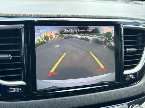 Used 2024 Chrysler Pacifica Touring-L FWD image 28