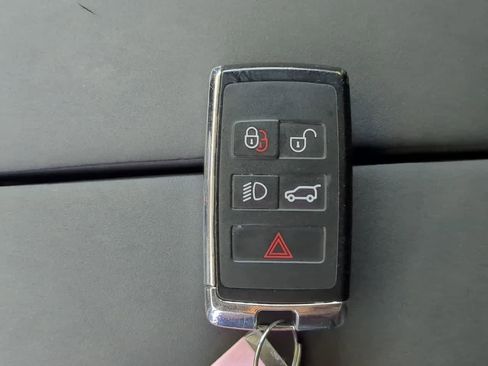 Certified 2025 Land Rover Range Rover Velar Dynamic SE image 38