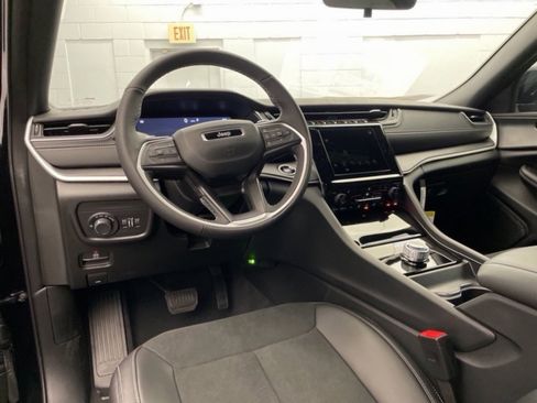 New 2025 Jeep Grand Cherokee L Altitude image 9