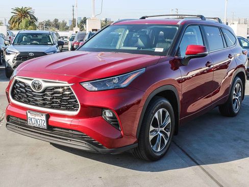 Certified 2023 Toyota Highlander XLE image 3