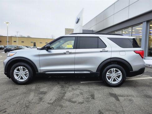 Used 2023 Ford Explorer XLT w/ Equipment Group 202A image 2