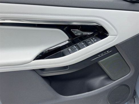 Used 2023 Land Rover Range Rover Evoque R-Dynamic SE image 39