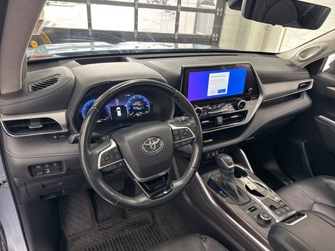 Used 2023 Toyota Highlander Platinum image 18