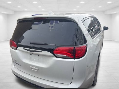 Used 2020 Chrysler Pacifica Touring w/ S Appearance Package image 4