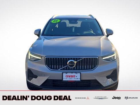 Used 2025 Volvo XC40 B5 Core image 9