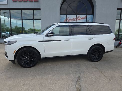 Used 2025 Lincoln Navigator Reserve w/ Jet Appearance Package AWD/4WD image 6