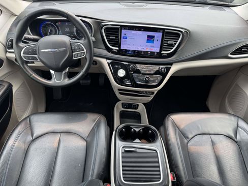 Used 2021 Chrysler Pacifica Touring-L FWD image 2