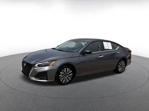 Used 2025 Nissan Altima 2.5 SV FWD image 14