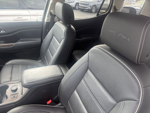 Used 2021 GMC Acadia Denali w/ Denali Technology Package image 9