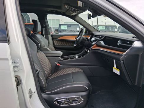 New 2025 Jeep Grand Cherokee L Summit AWD/4WD image 24