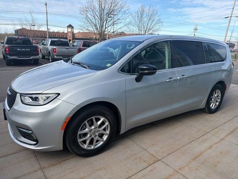 Used 2024 Chrysler Pacifica Touring-L FWD image 8
