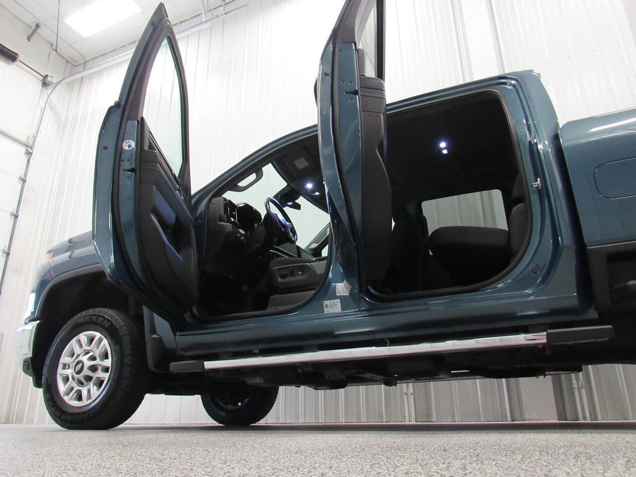 Used 2025 Chevrolet Silverado 2500 LT w/ Convenience Package AWD/4WD image 16
