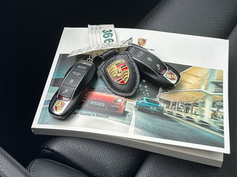 Used 2019 Porsche 718 Cayman image 11