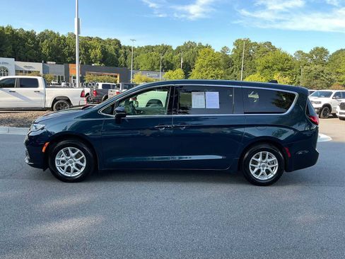 Used 2023 Chrysler Pacifica Touring-L FWD image 2