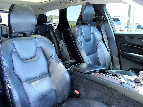 Used 2019 Volvo XC60 T6 Momentum w/ Advanced Package image 21
