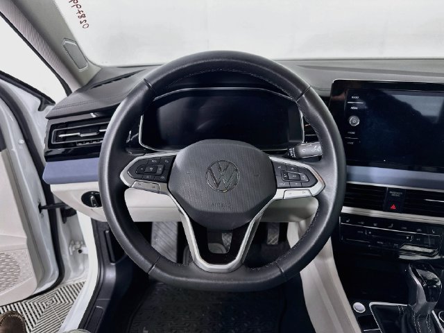 Used 2025 Volkswagen Jetta SE FWD image 18