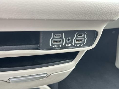 Used 2023 Chrysler Pacifica Touring-L FWD image 37