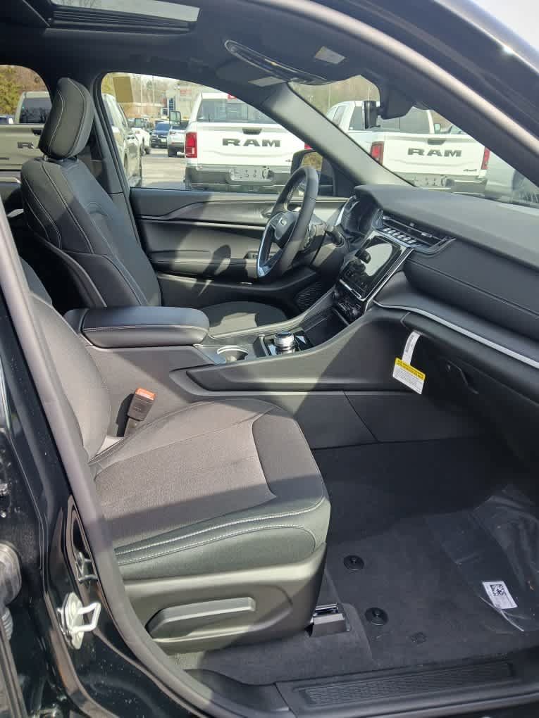 New 2025 Jeep Grand Cherokee Laredo X w/ Luxury Tech Group I AWD/4WD image 15