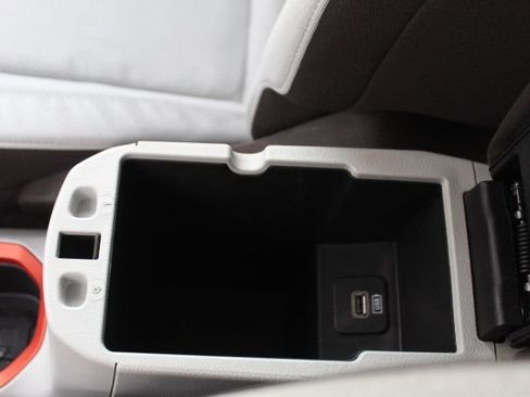 Used 2015 Jeep Renegade Latitude image 25