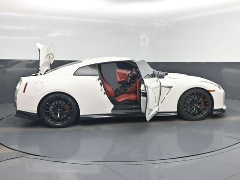 Used 2018 Nissan GT-R Premium w/ Premium Interior Package image 49