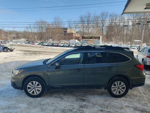 Used 2017 Subaru Outback 2.5i Premium image 3