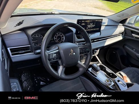 Used 2025 Mitsubishi Outlander SE FWD image 4