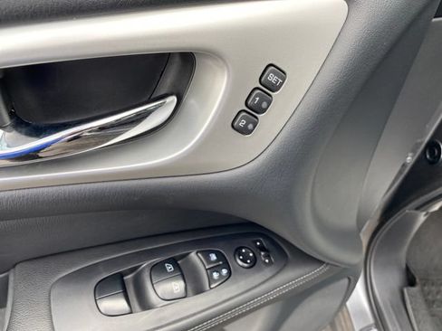 Used 2019 Nissan Pathfinder SL FWD image 18