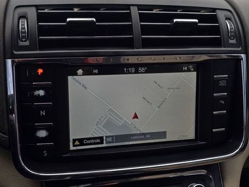 Used 2017 Lincoln Continental Select FWD image 35