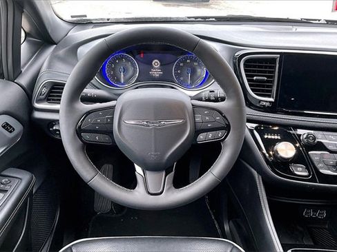 Used 2025 Chrysler Pacifica Limited image 5