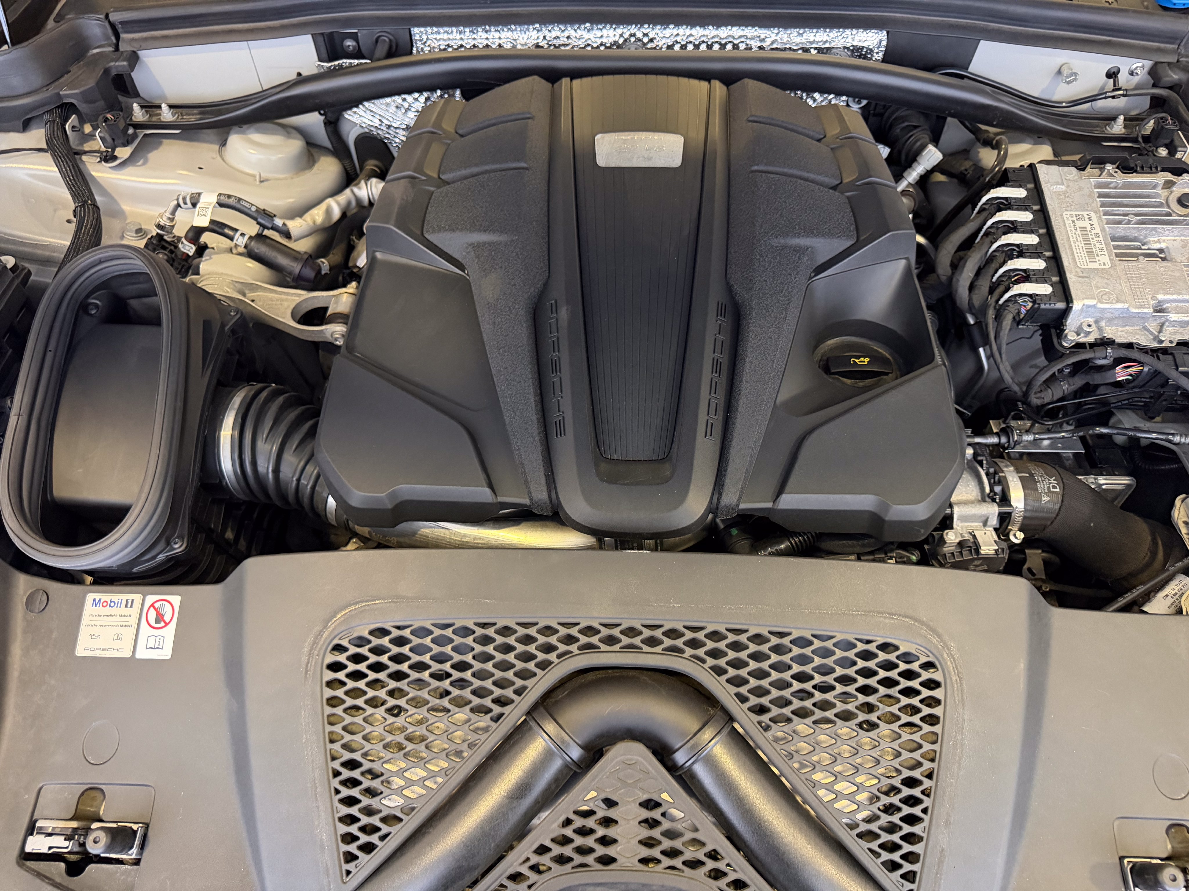 Certified 2024 Porsche Macan GTS AWD/4WD image 28