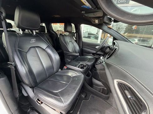 Used 2022 Chrysler Pacifica Touring-L w/ S Appearance Package image 12