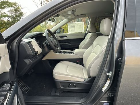 New 2025 Nissan Pathfinder SL image 10