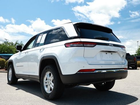 Used 2023 Jeep Grand Cherokee Laredo RWD image 8