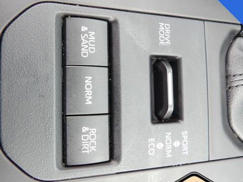 Used 2021 Toyota Highlander XLE AWD/4WD image 24