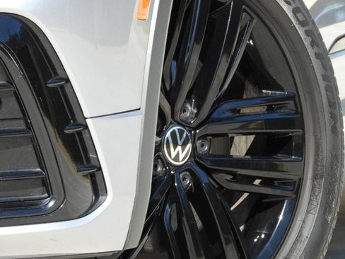 Used 2022 Volkswagen Tiguan SE R-Line image 5