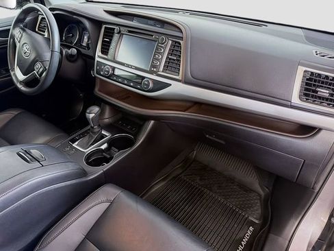 Used 2019 Toyota Highlander XLE AWD/4WD image 29