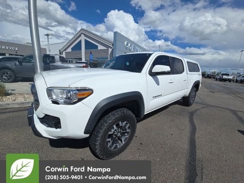 Used 2017 Toyota Tacoma TRD Off-Road image 2