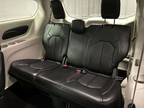 Used 2024 Chrysler Pacifica Touring-L image 24